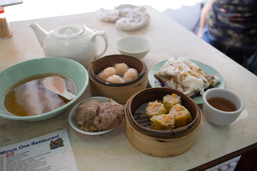 香港 西營盤の街
叁去壹點心粉麵飯