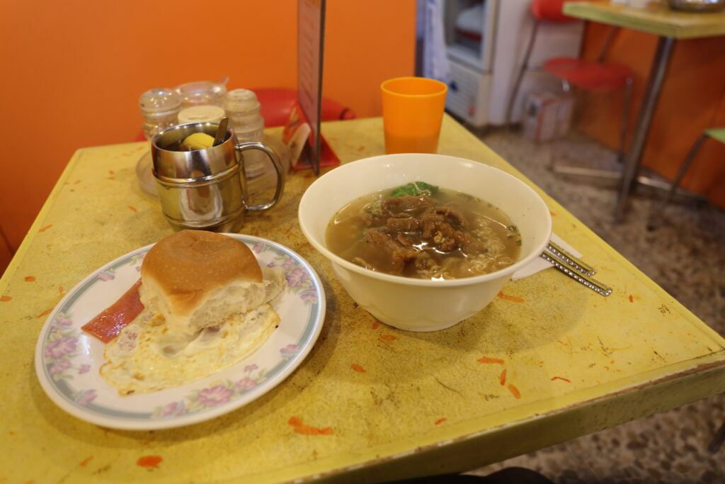 香港 西營盤の街
茶餐廳