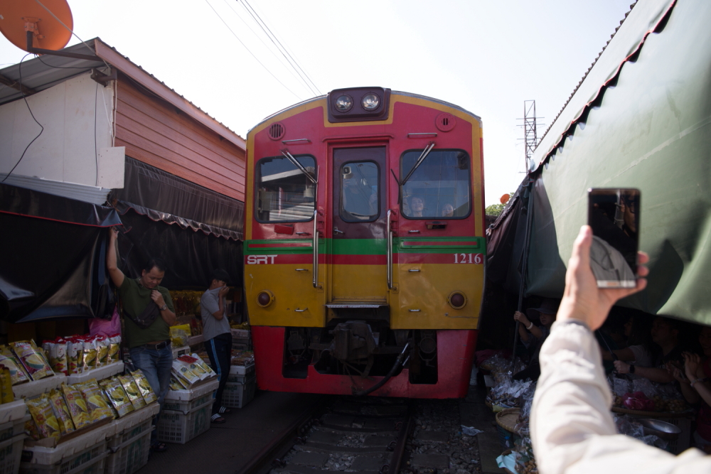タイ国鉄メークロン駅　メークロン折り畳み市場